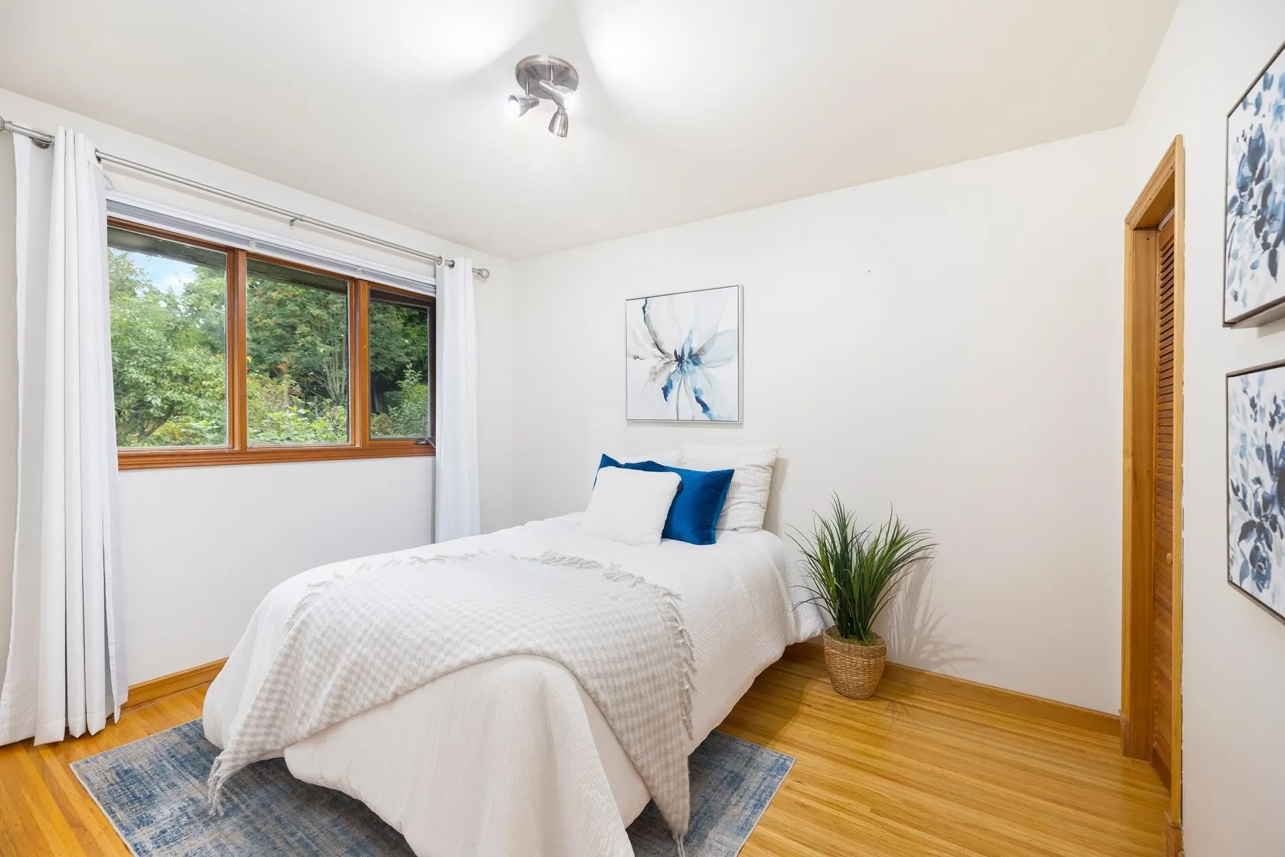 1561 Merlynn Crescent