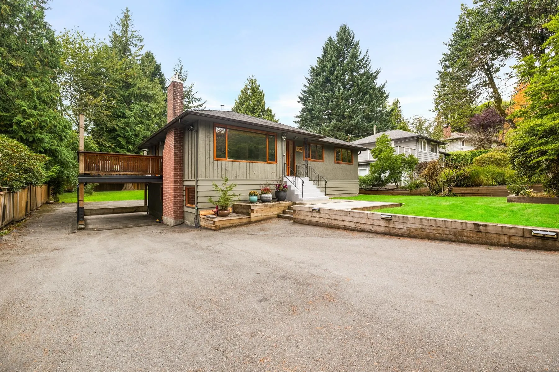 1561 Merlynn Crescent