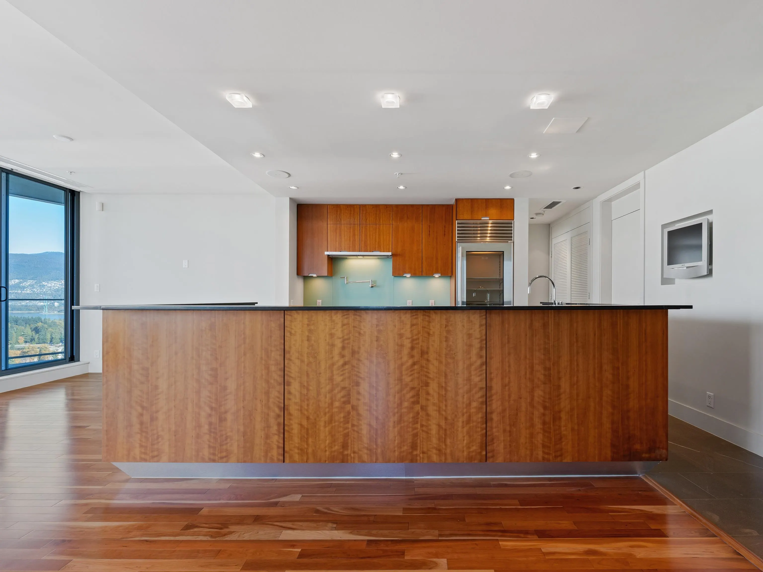 2803 1077 W Cordova Street