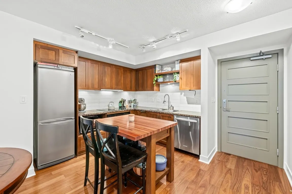 608 2228 W Broadway