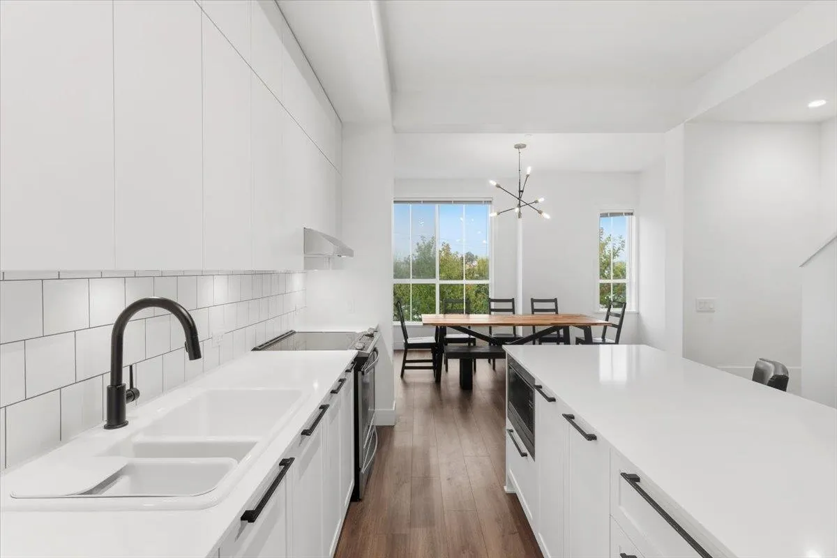74 4656 Orca Way
