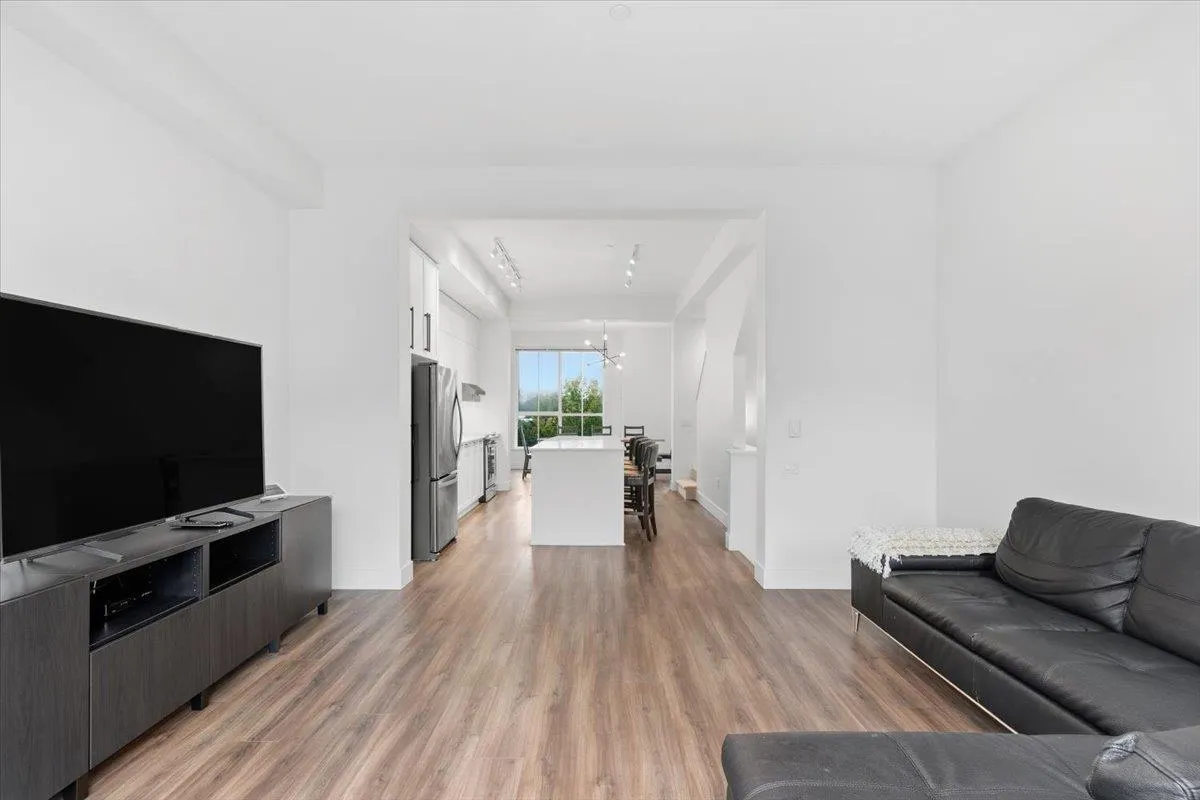 74 4656 Orca Way
