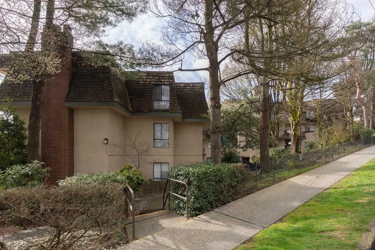 307 466 E Eighth Avenue