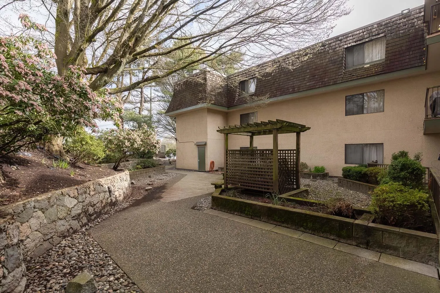 307 466 E Eighth Avenue