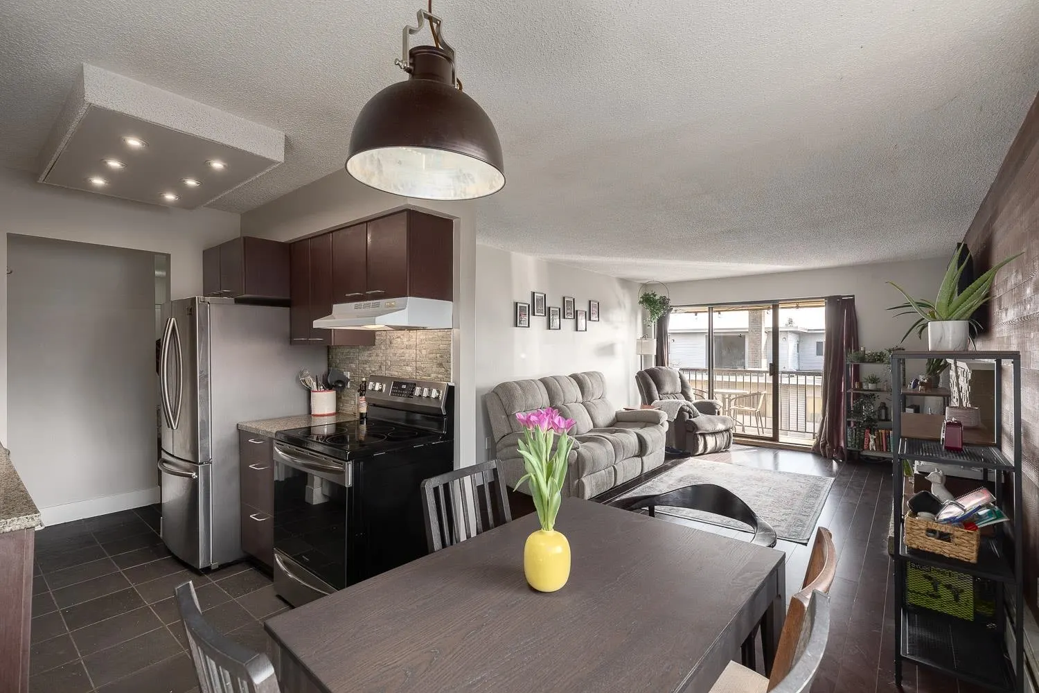 307 466 E Eighth Avenue