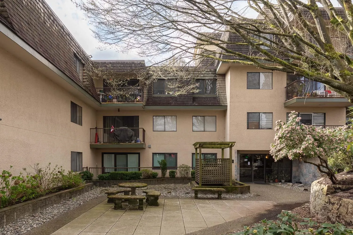 307 466 E Eighth Avenue