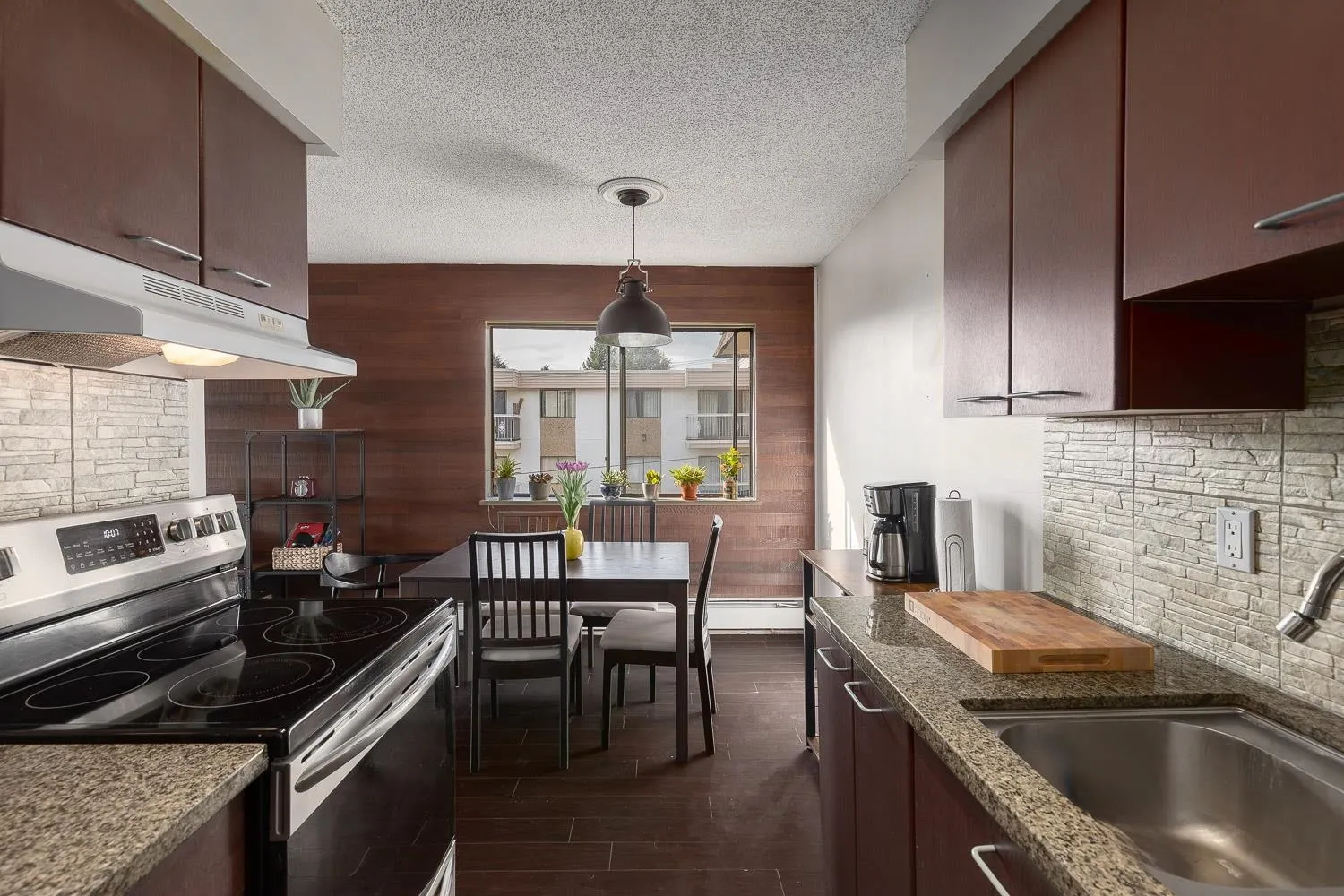 307 466 E Eighth Avenue