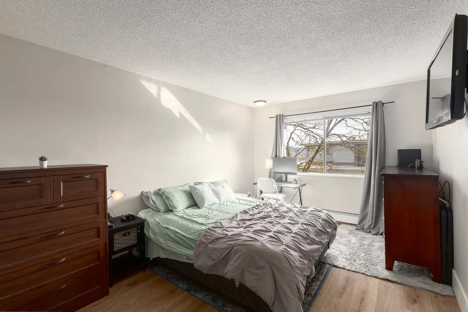 307 466 E Eighth Avenue