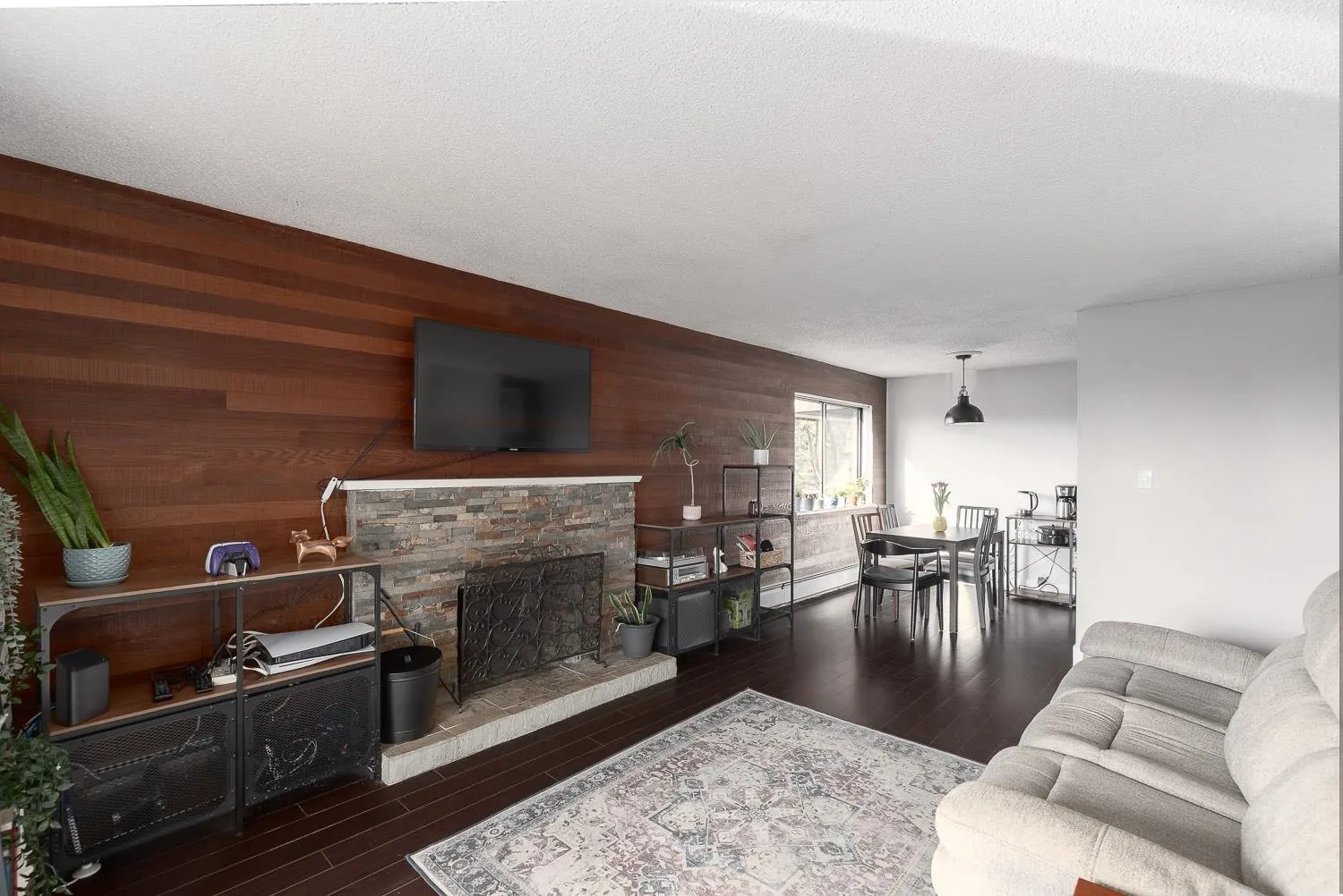 307 466 E Eighth Avenue