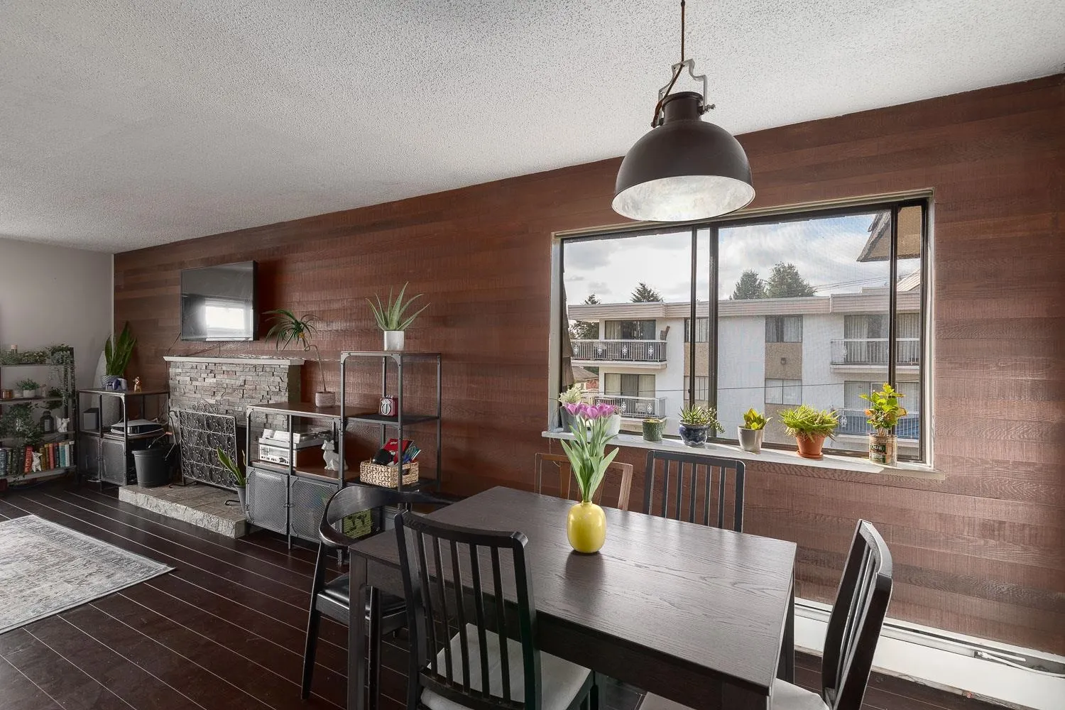 307 466 E Eighth Avenue