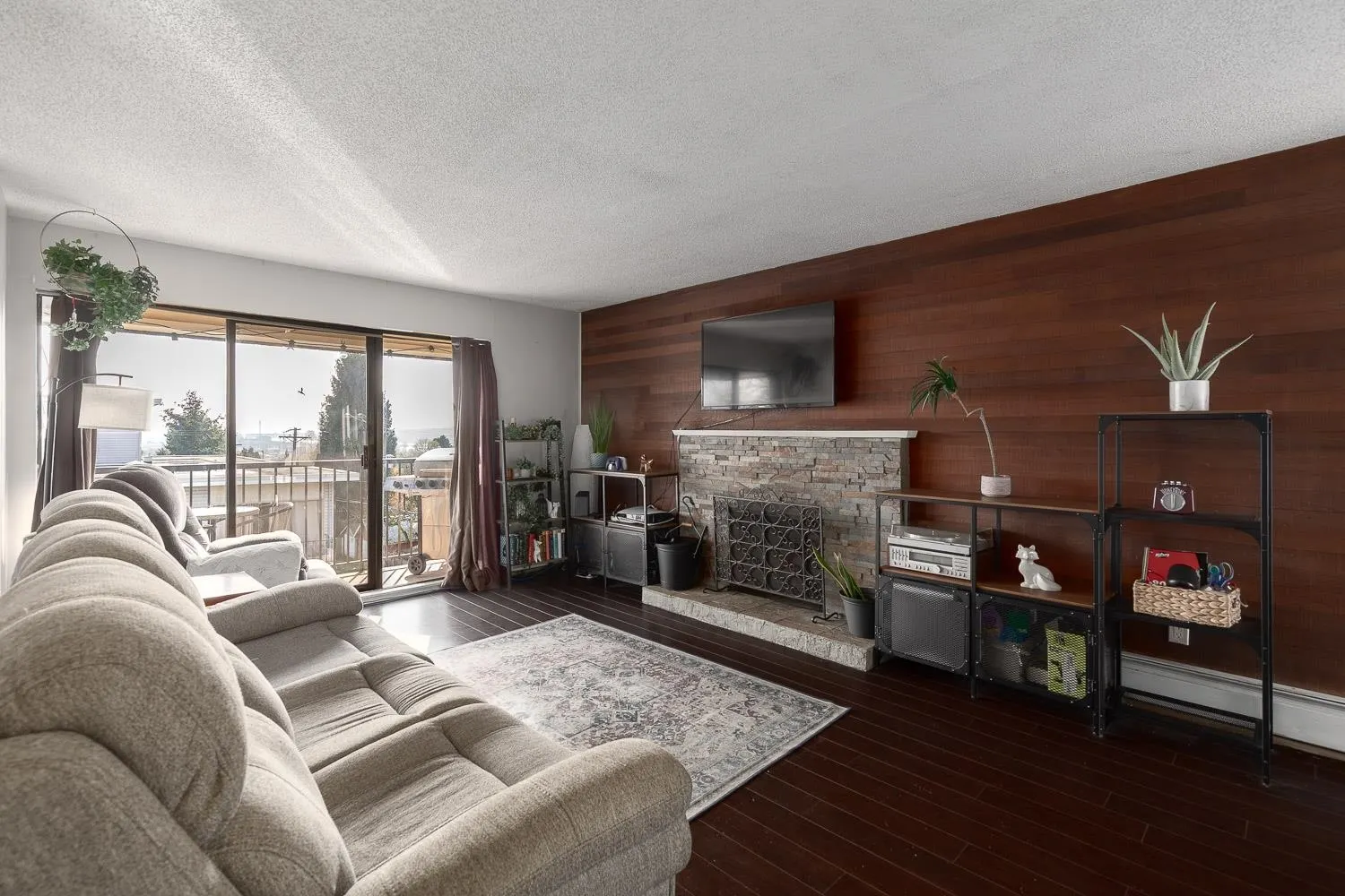 307 466 E Eighth Avenue