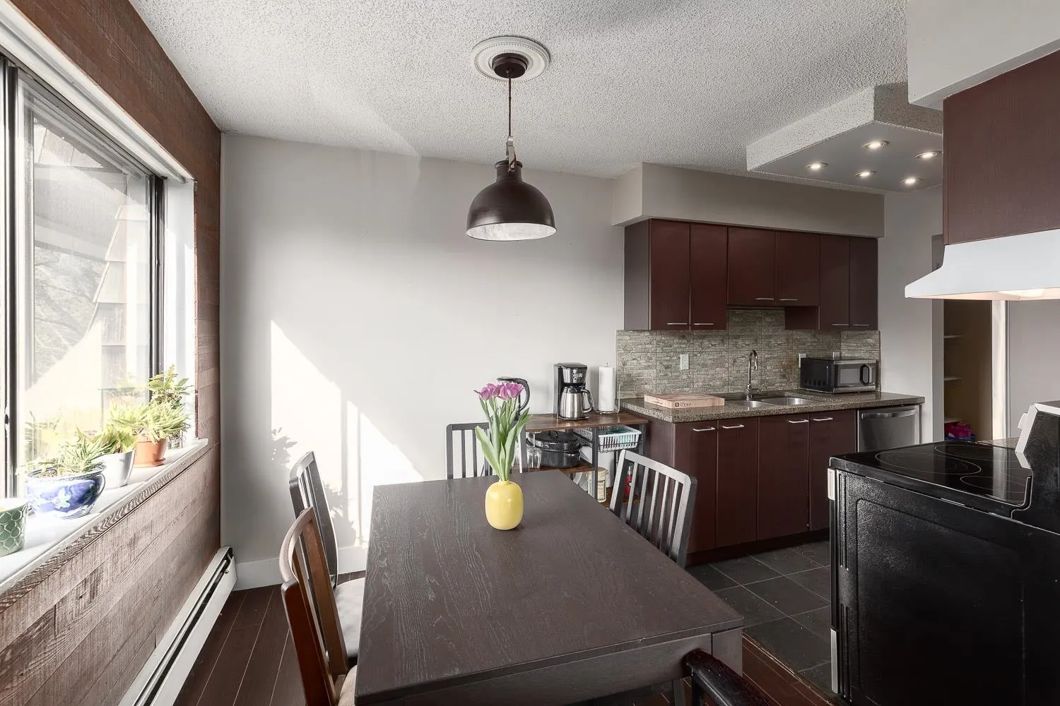 307 466 E Eighth Avenue