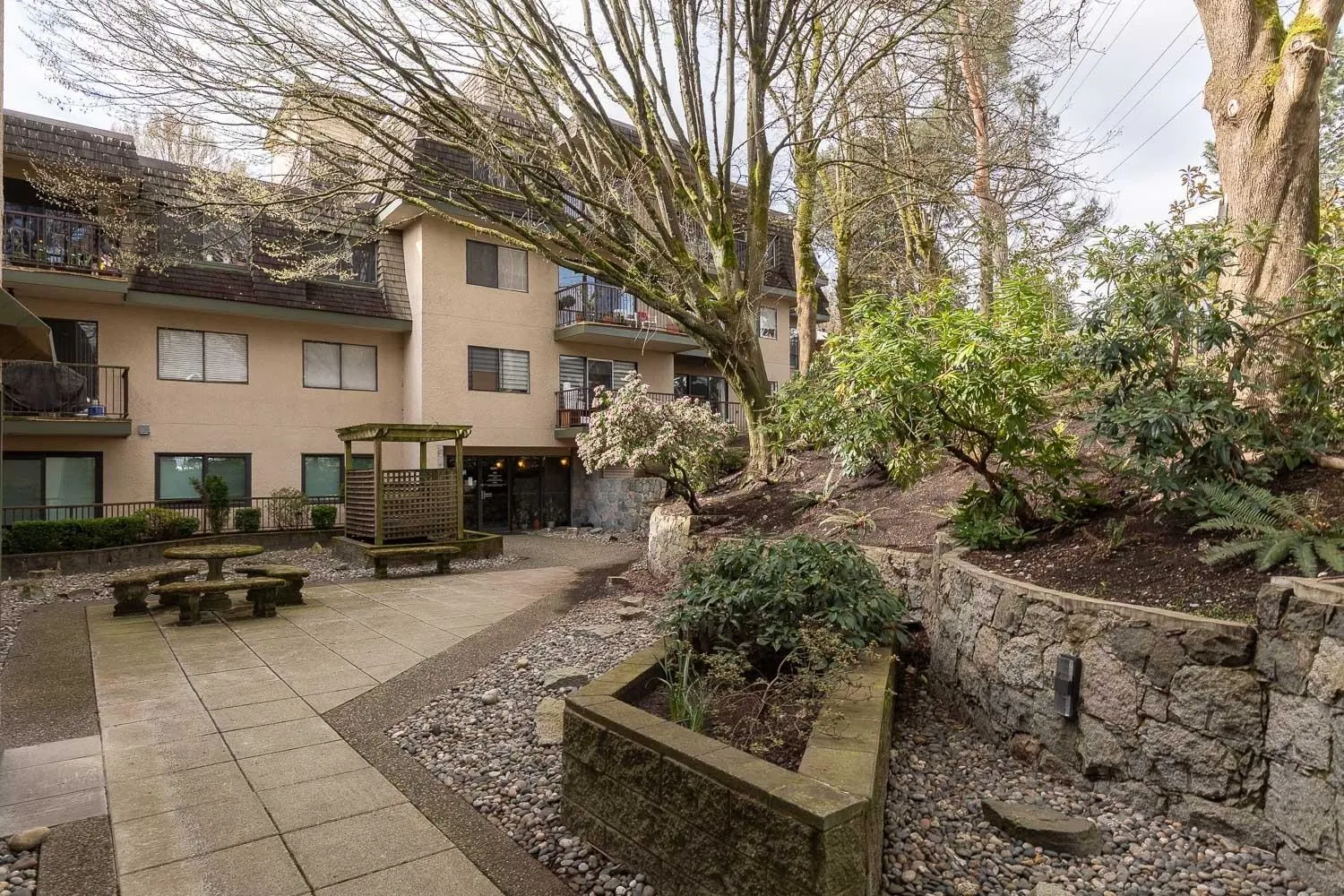 307 466 E Eighth Avenue