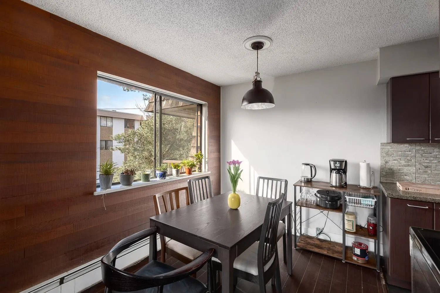 307 466 E Eighth Avenue