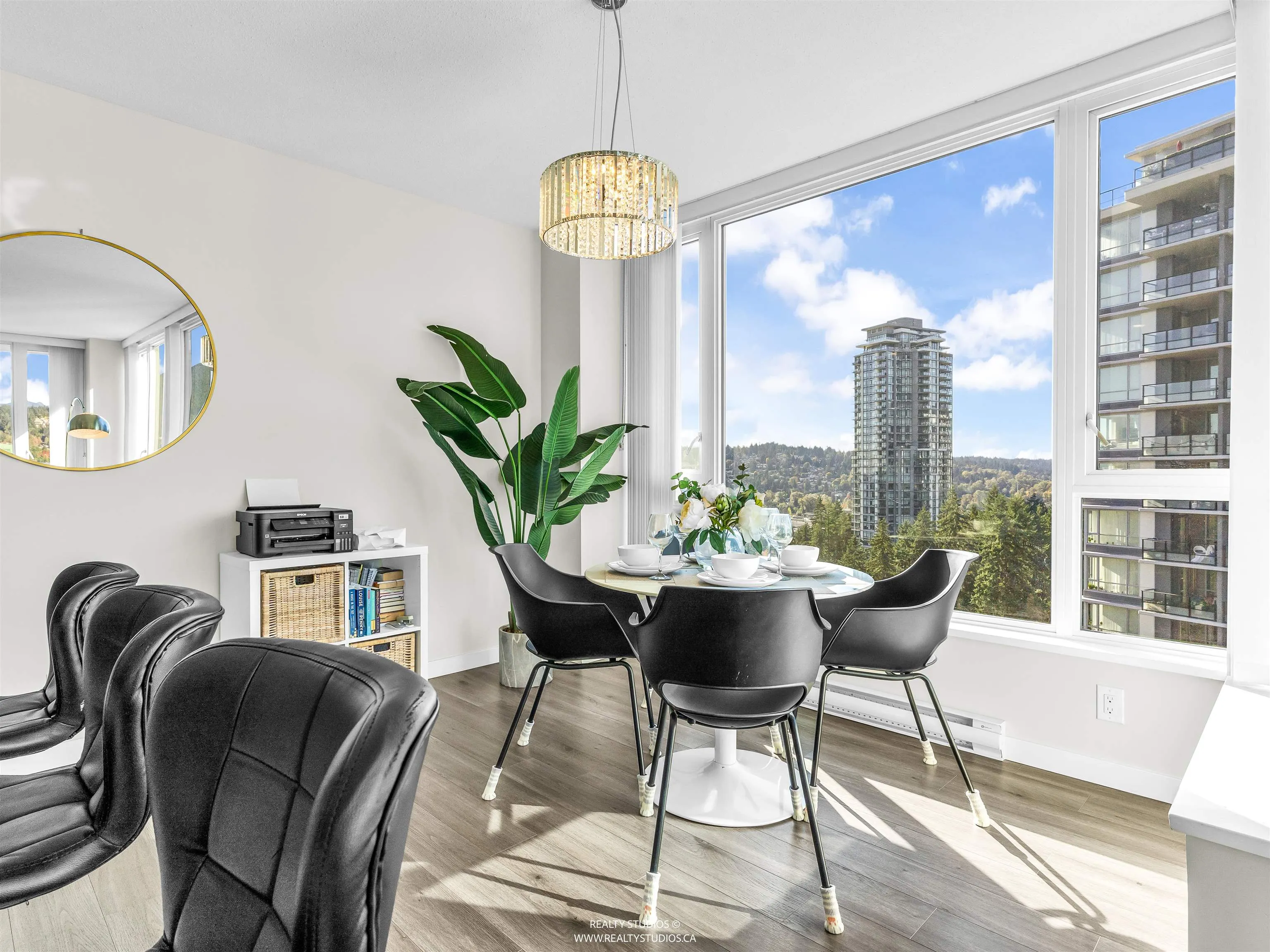 1905 3100 Windsor Gate