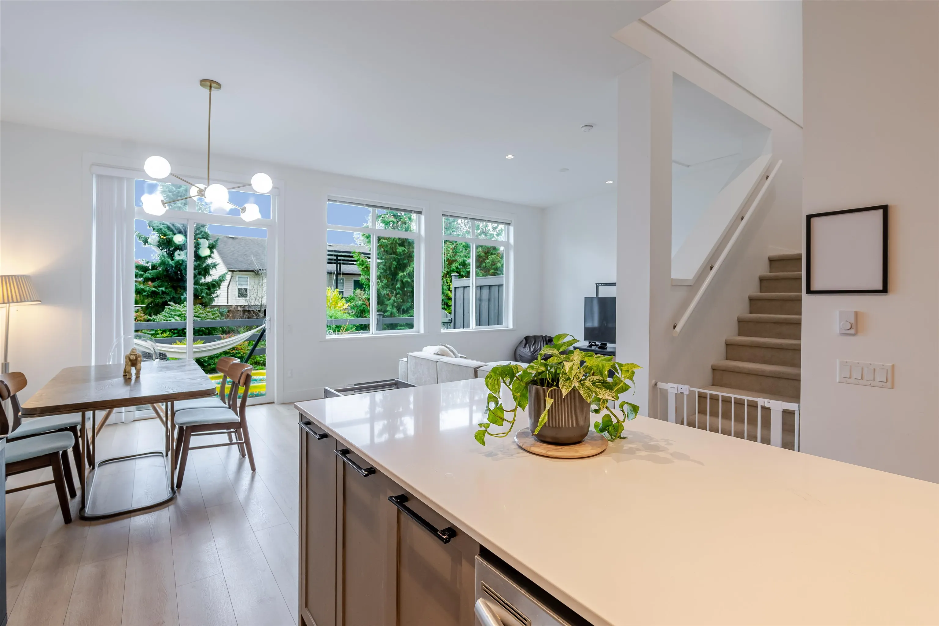 73 2838 Livingstone Avenue