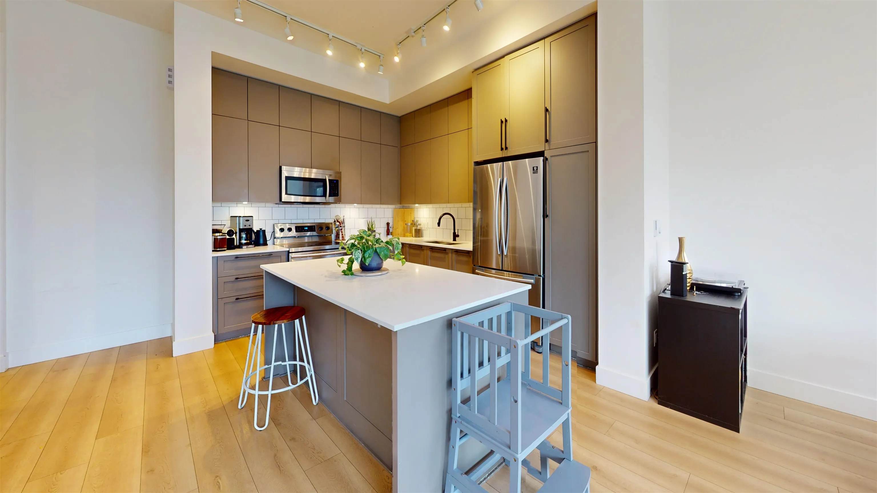 73 2838 Livingstone Avenue