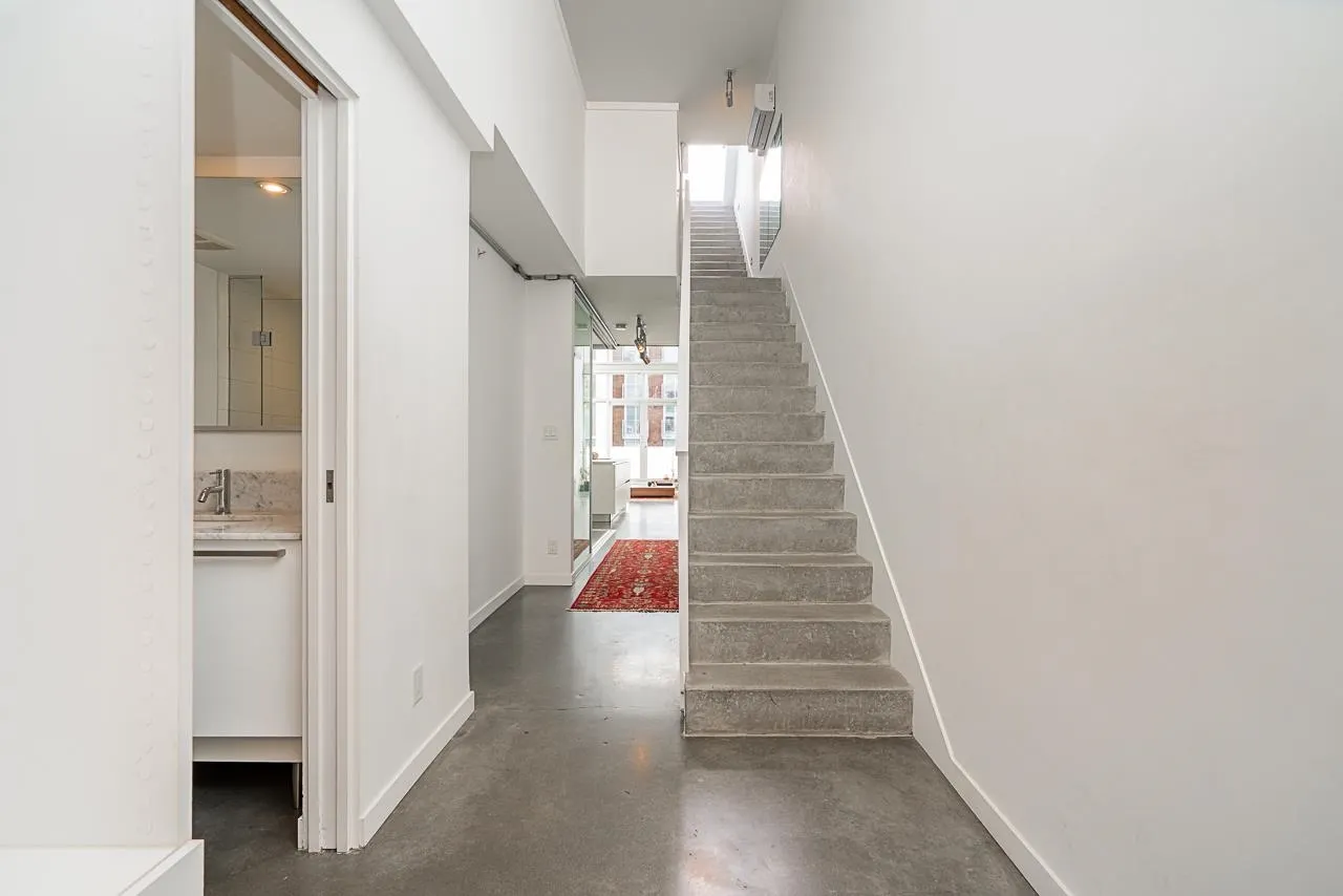 PH609 53 W Hastings Street