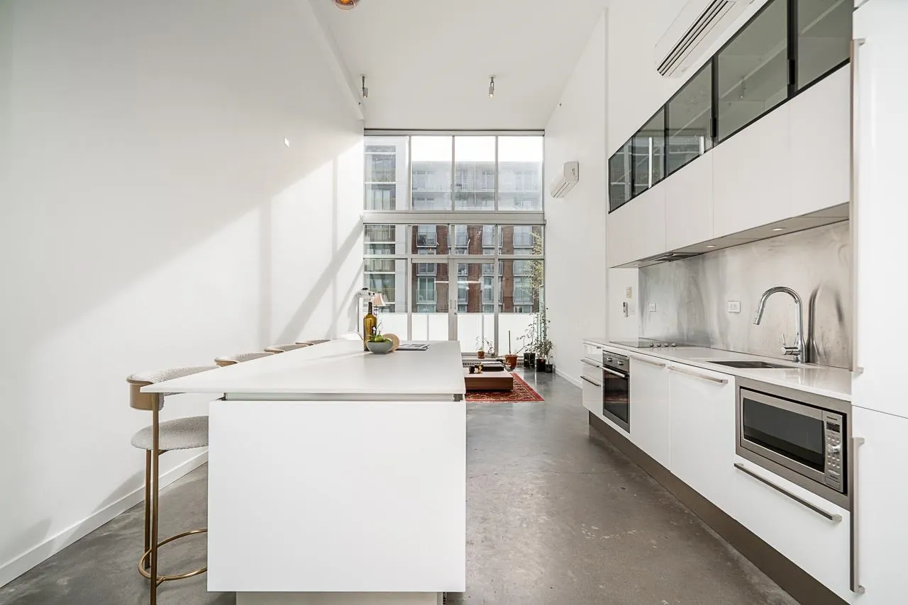 PH609 53 W Hastings Street