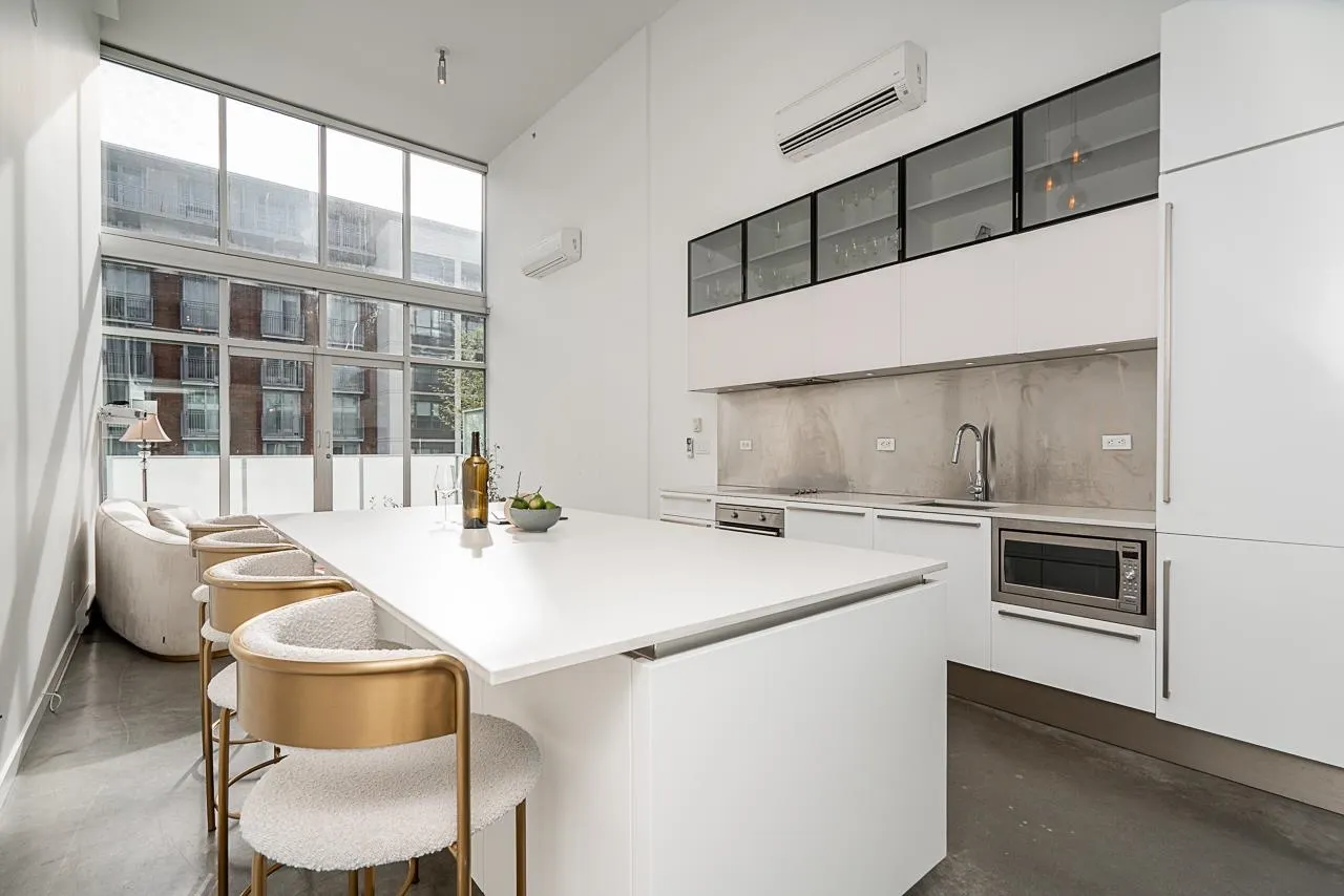 PH609 53 W Hastings Street