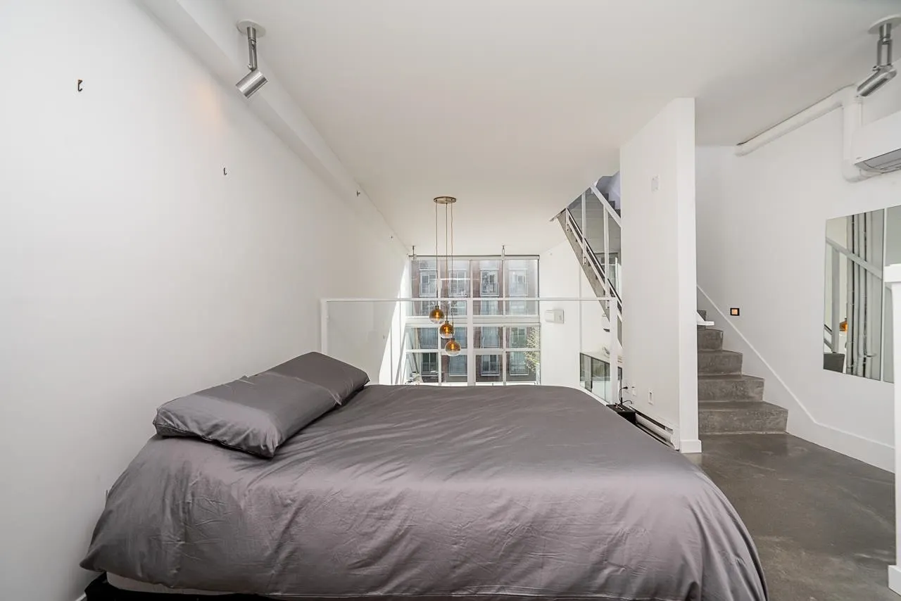 PH609 53 W Hastings Street