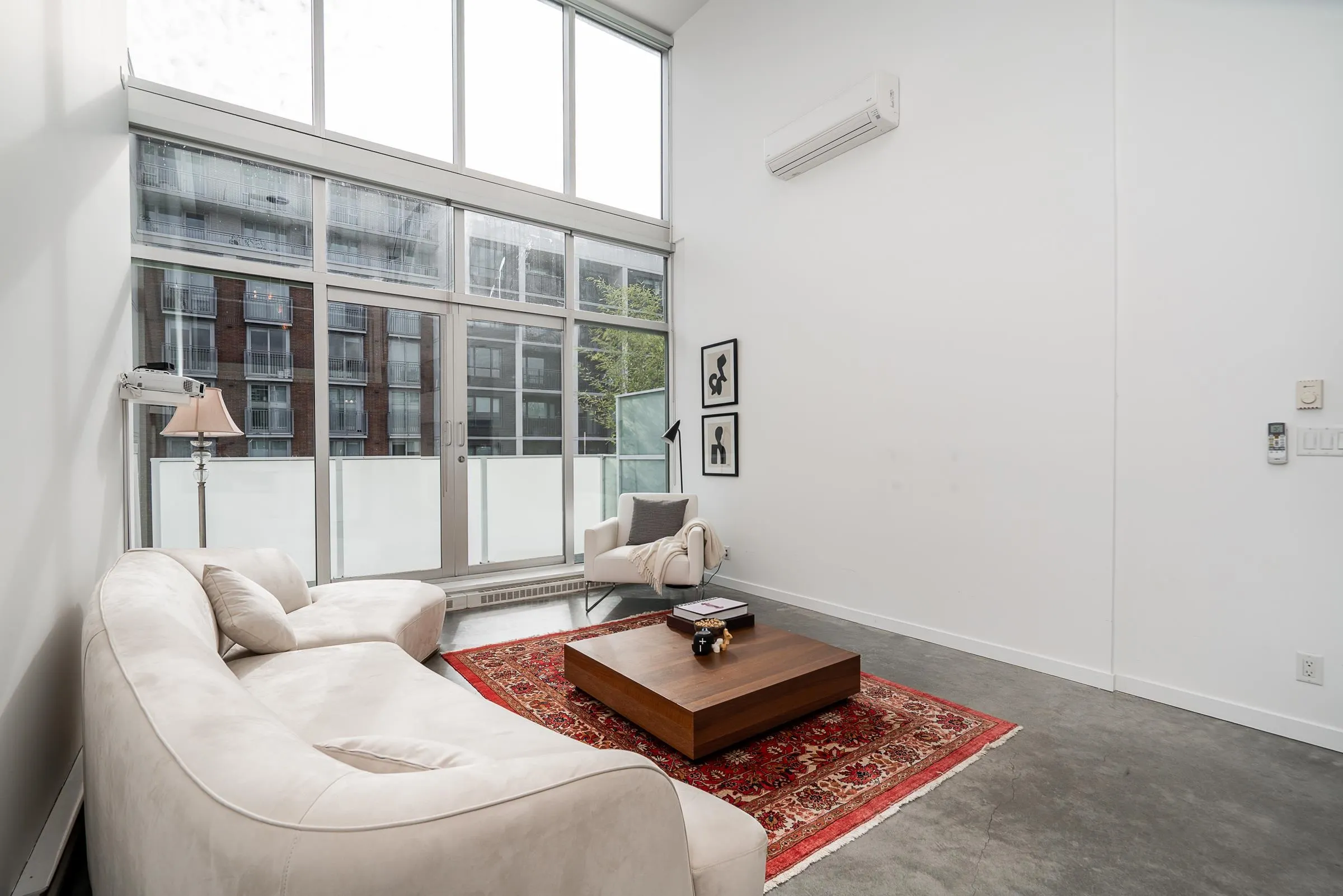 PH609 53 W Hastings Street