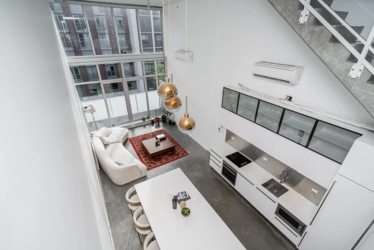 PH609 53 W Hastings Street