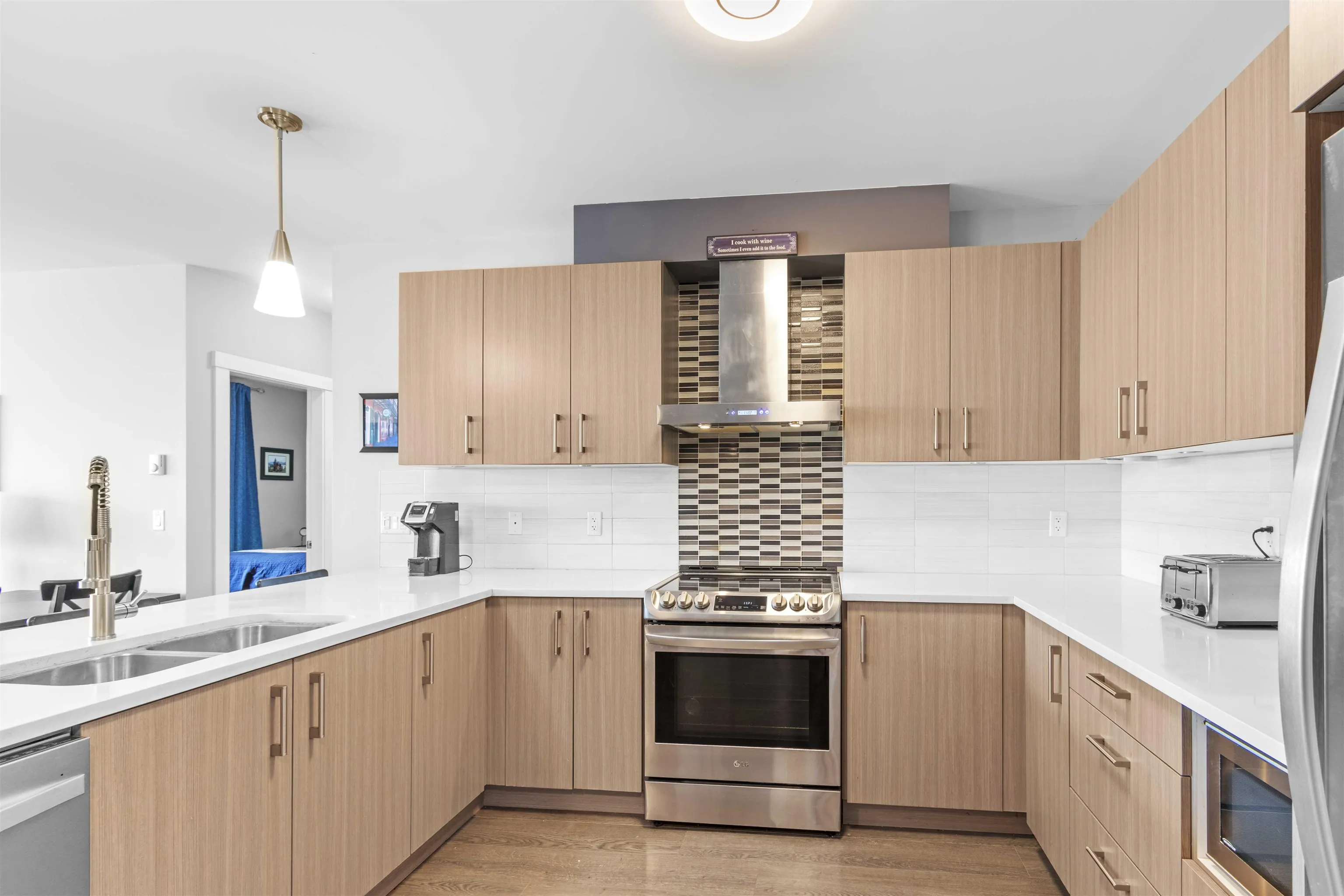 404 2460 Kelly Avenue