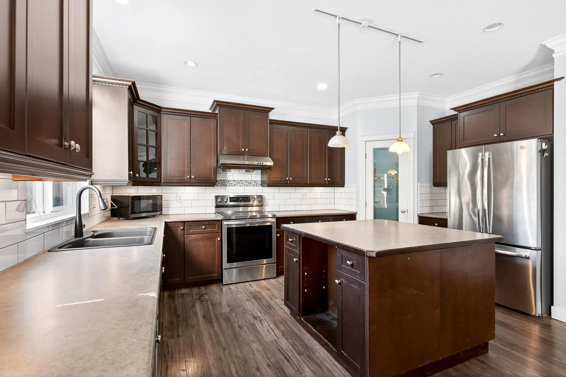 1118 11497 236 Street