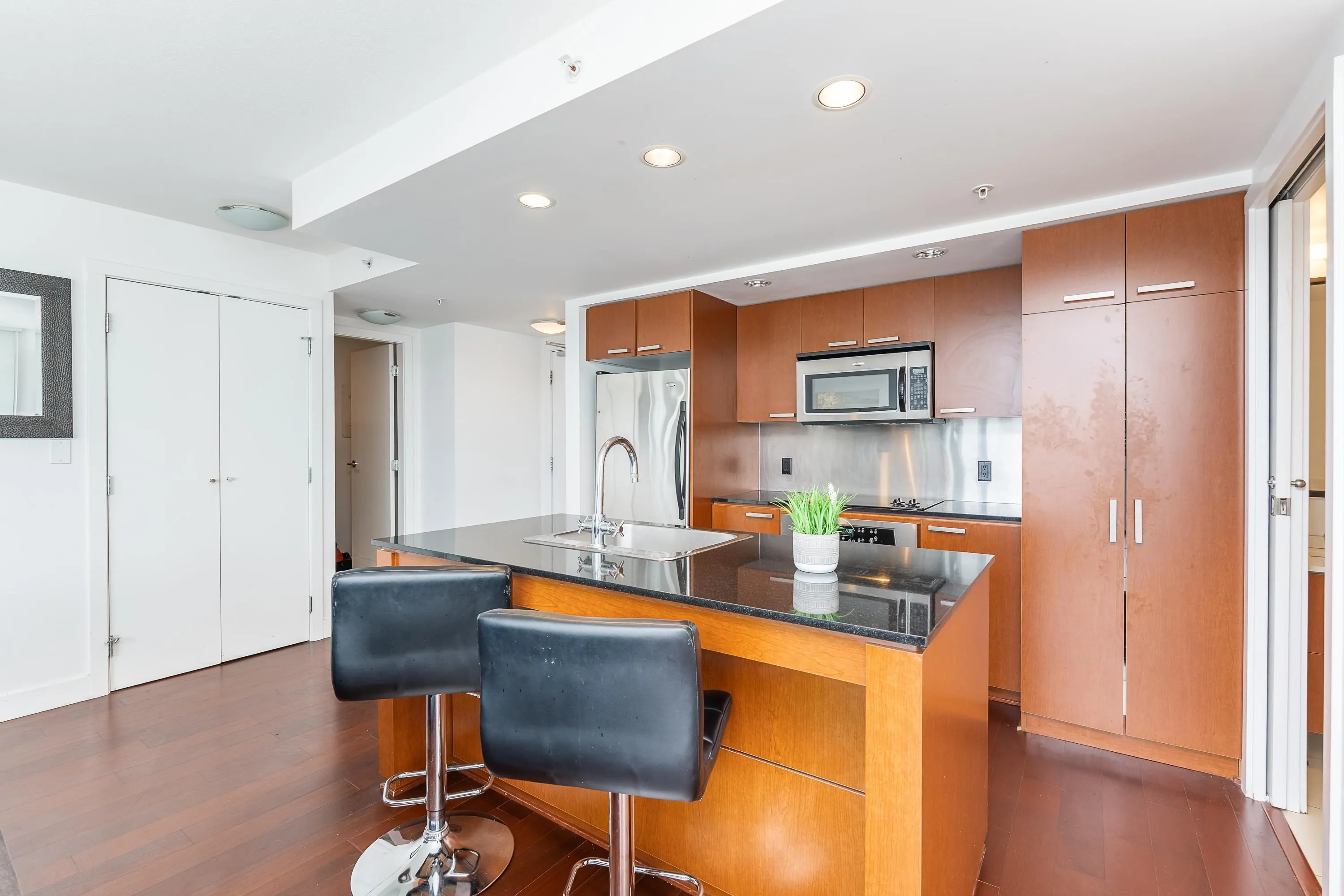 2402 1255 Seymour Street