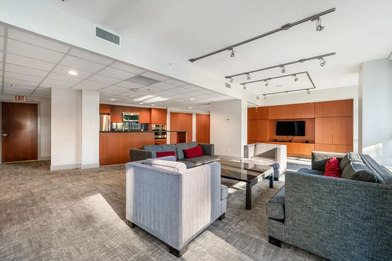 3107 833 Seymour Street