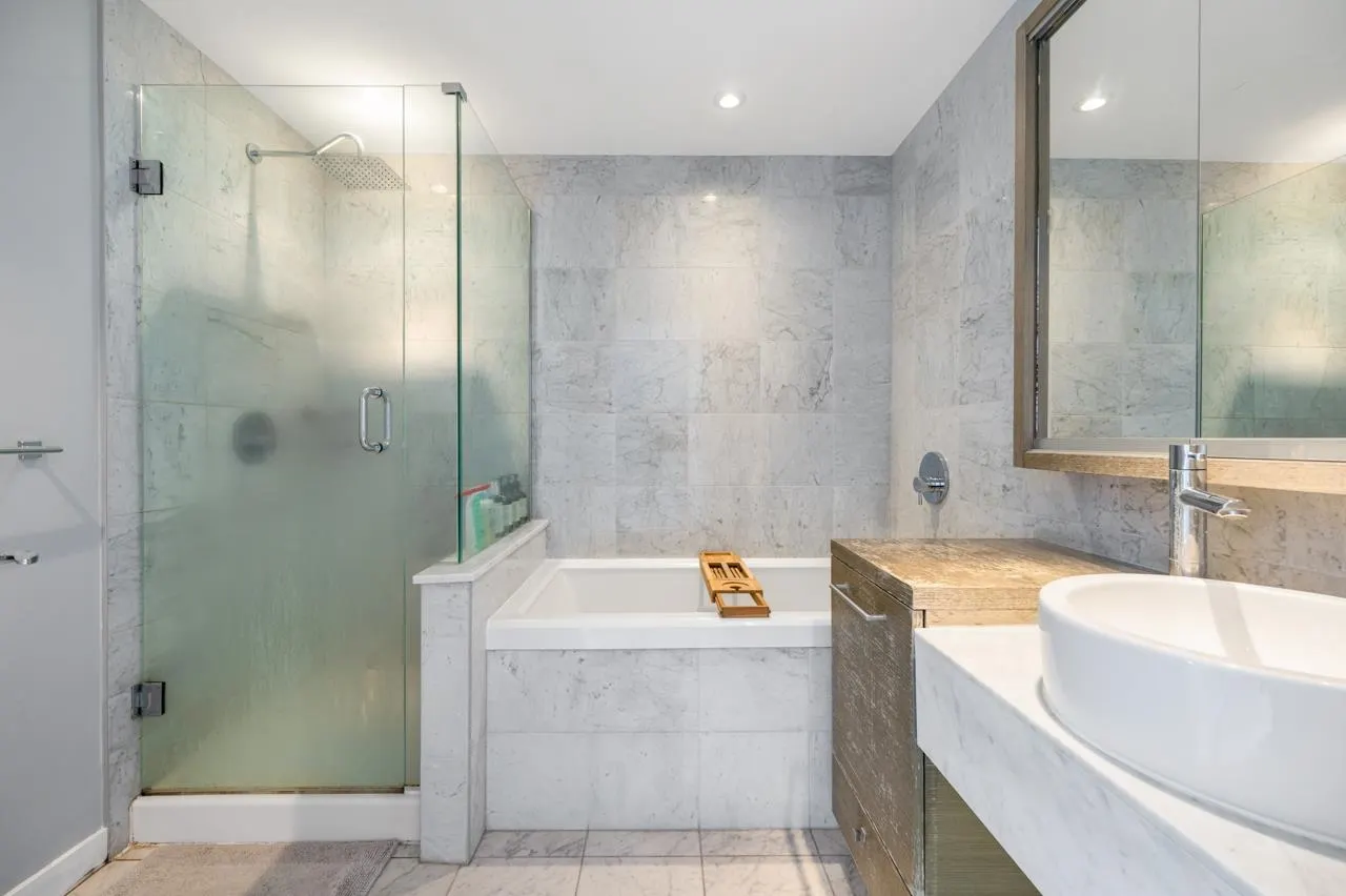 3107 833 Seymour Street