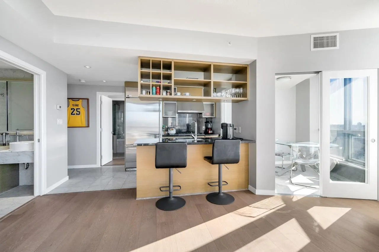 3107 833 Seymour Street