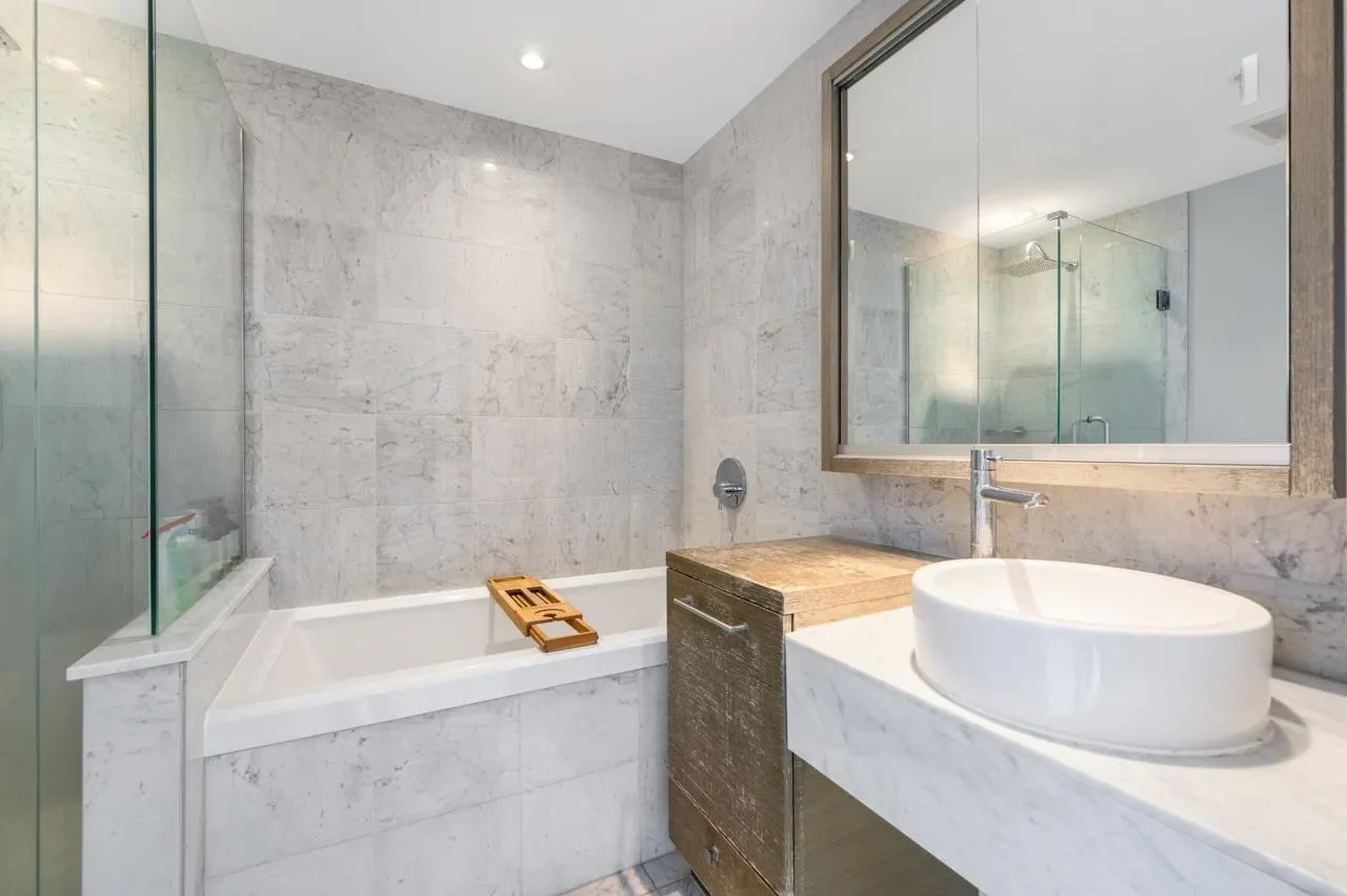 3107 833 Seymour Street