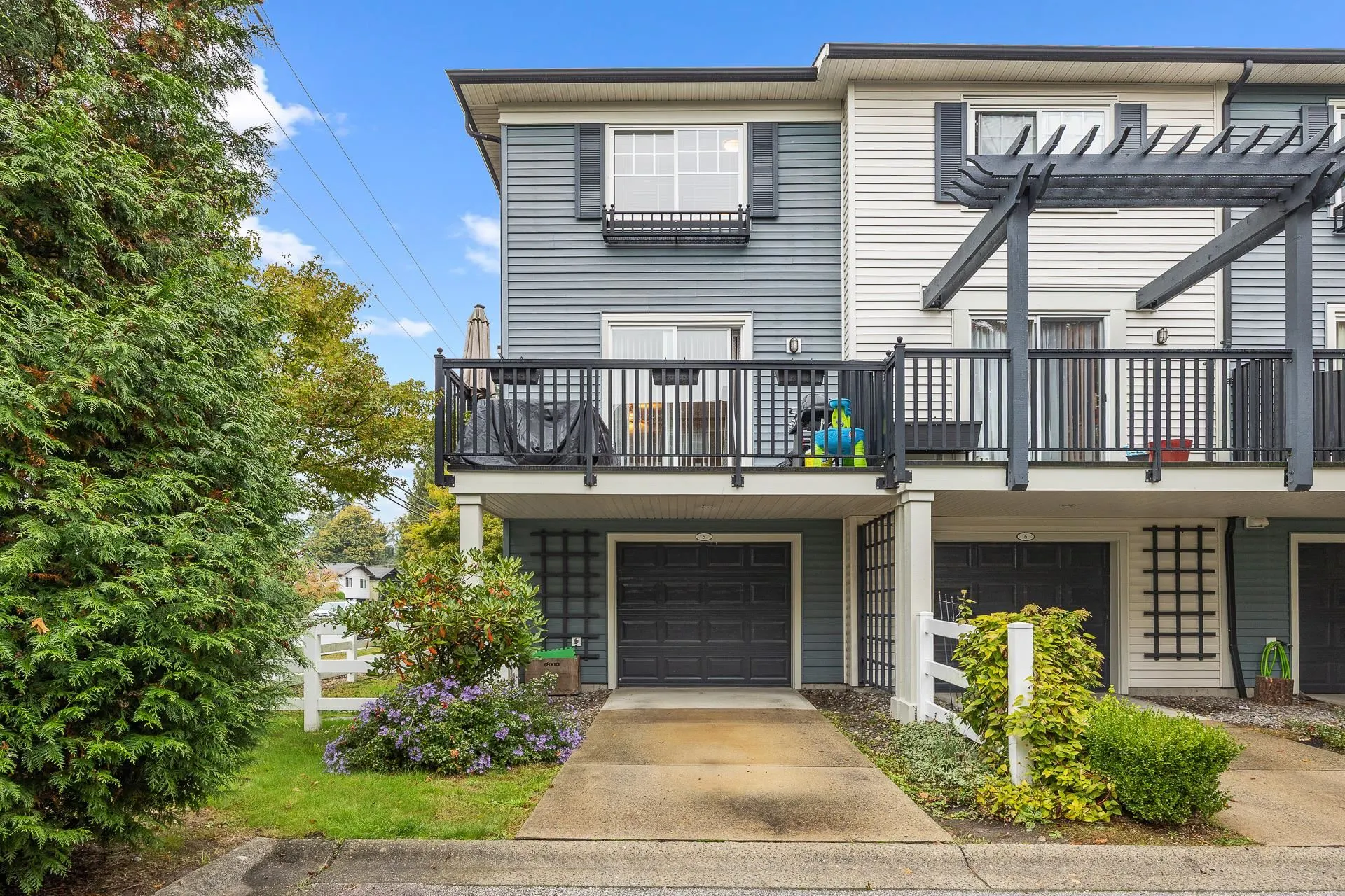 5 2495 Davies Avenue