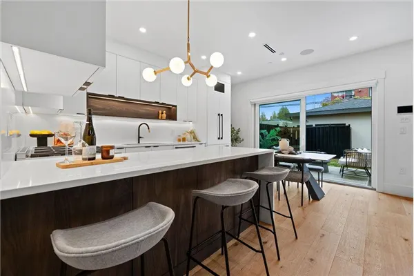 2 4549 W 11th Avenue