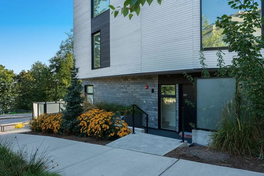 201 650 E 2nd Street