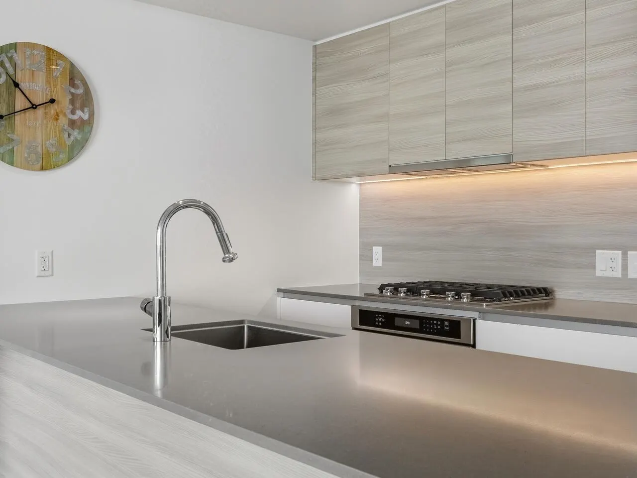 3203 908 Quayside Drive