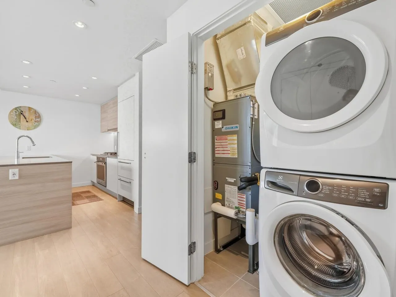 3203 908 Quayside Drive