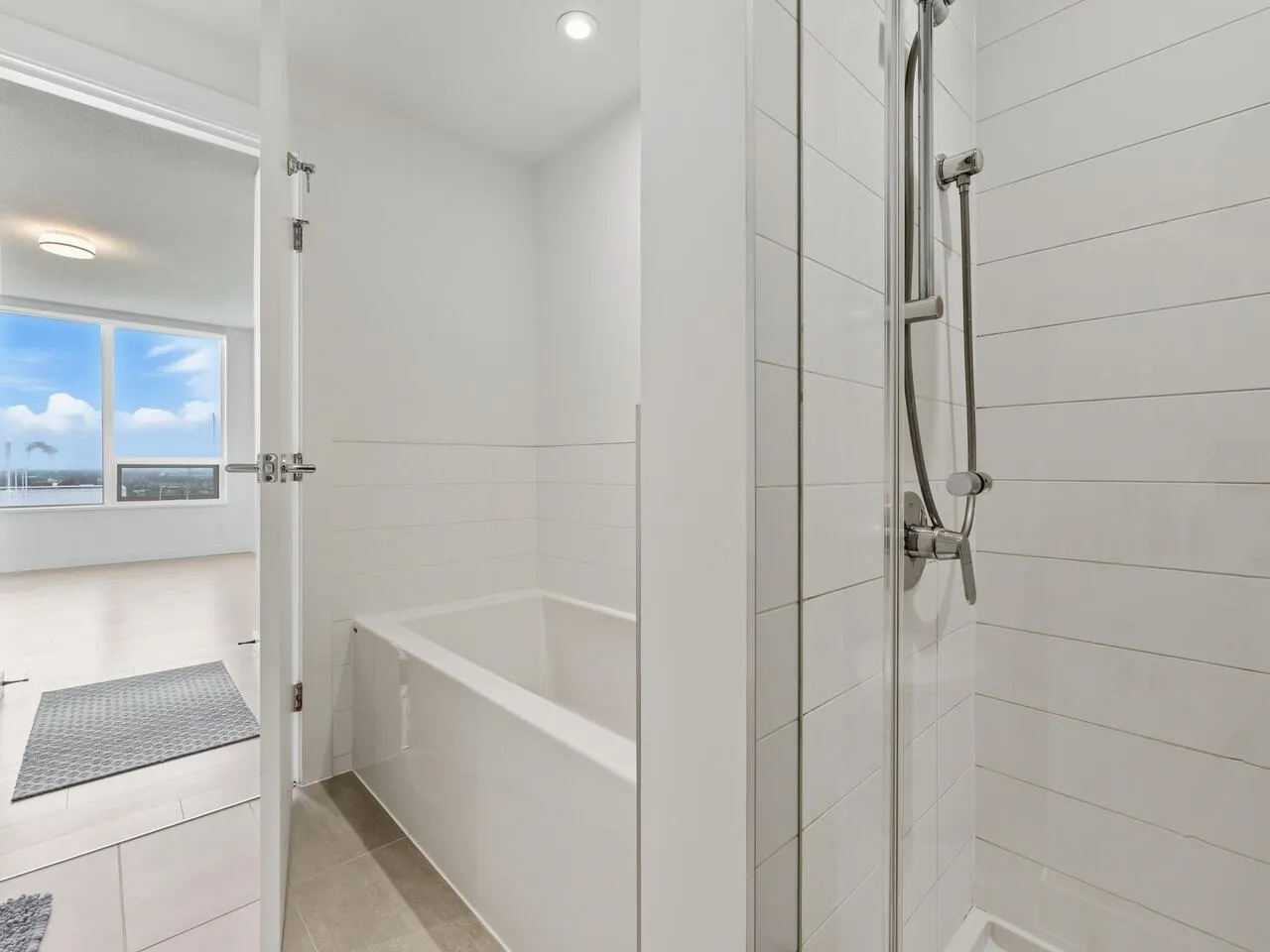 3203 908 Quayside Drive