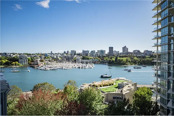 PH1003 1288 Marinaside Crescent