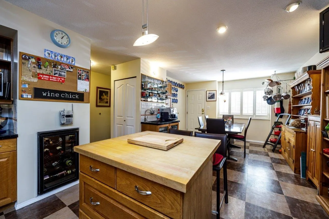 2 261 W 16th Street