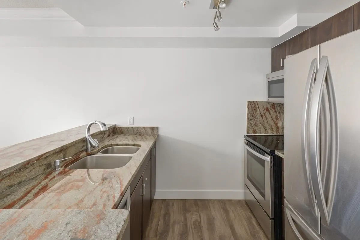 1803 588 Broughton Street