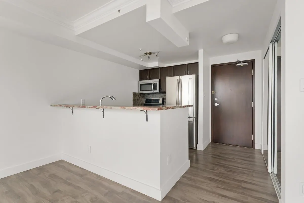 1803 588 Broughton Street