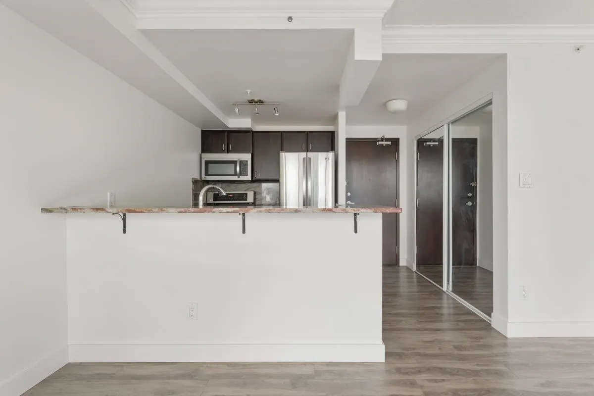 1803 588 Broughton Street