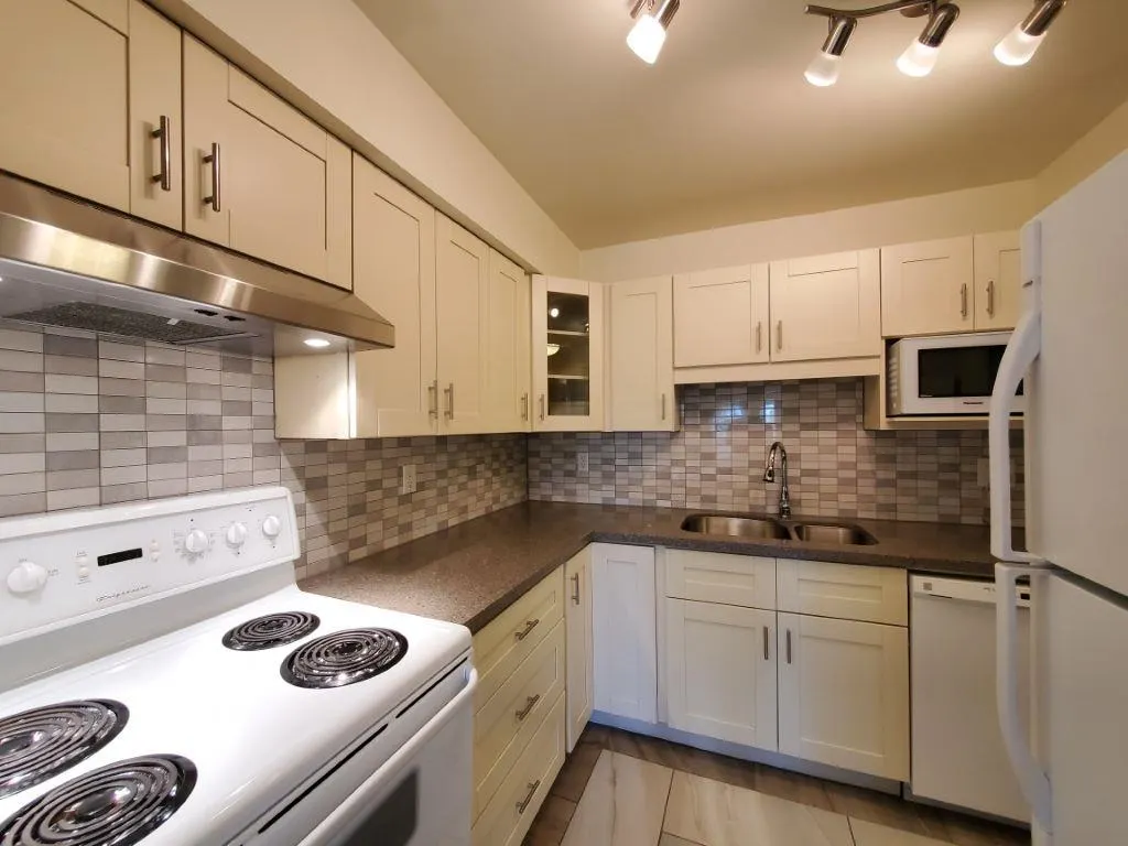 2F 7411 Minoru Boulevard