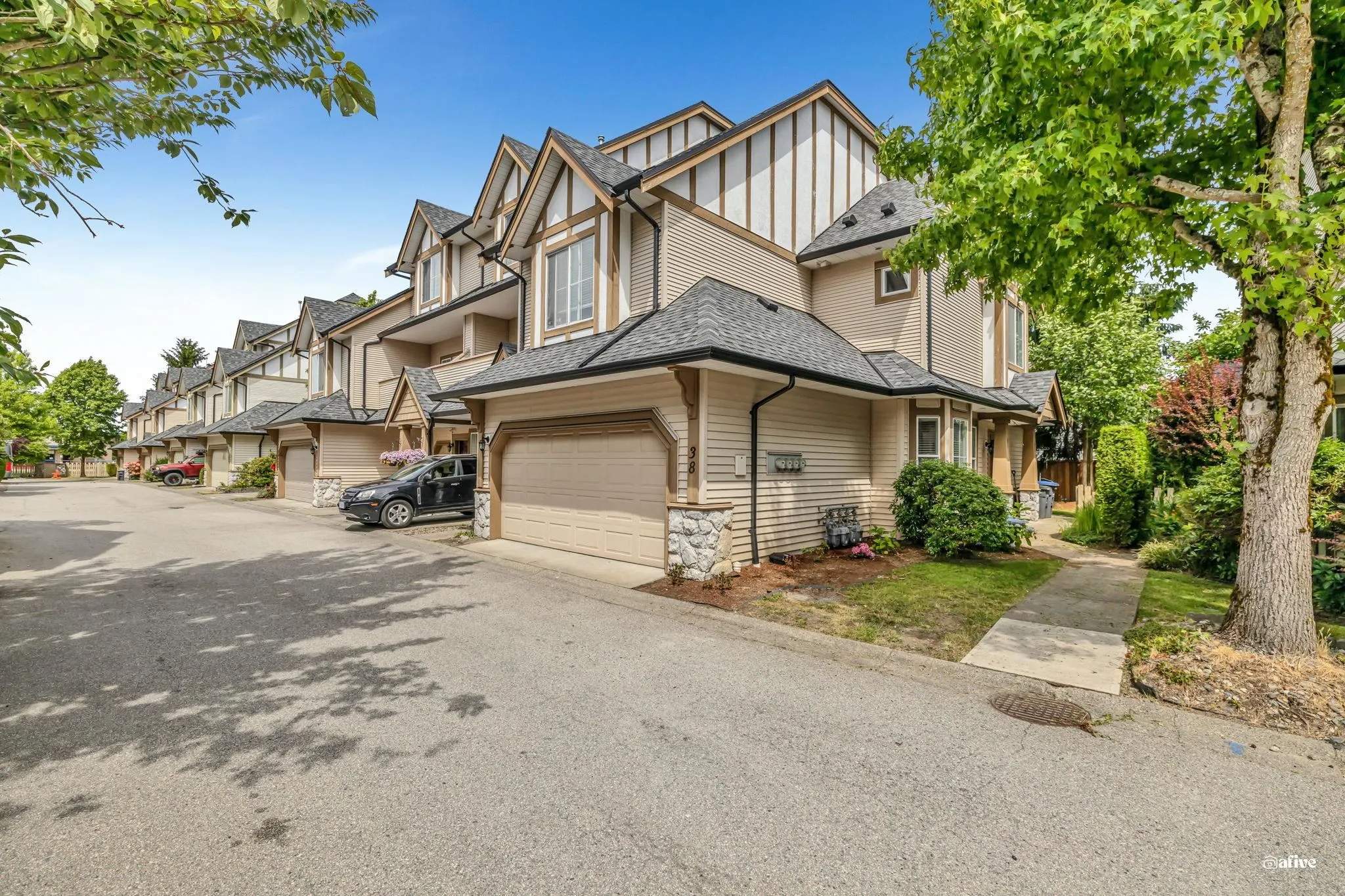 38 18707 65 Avenue