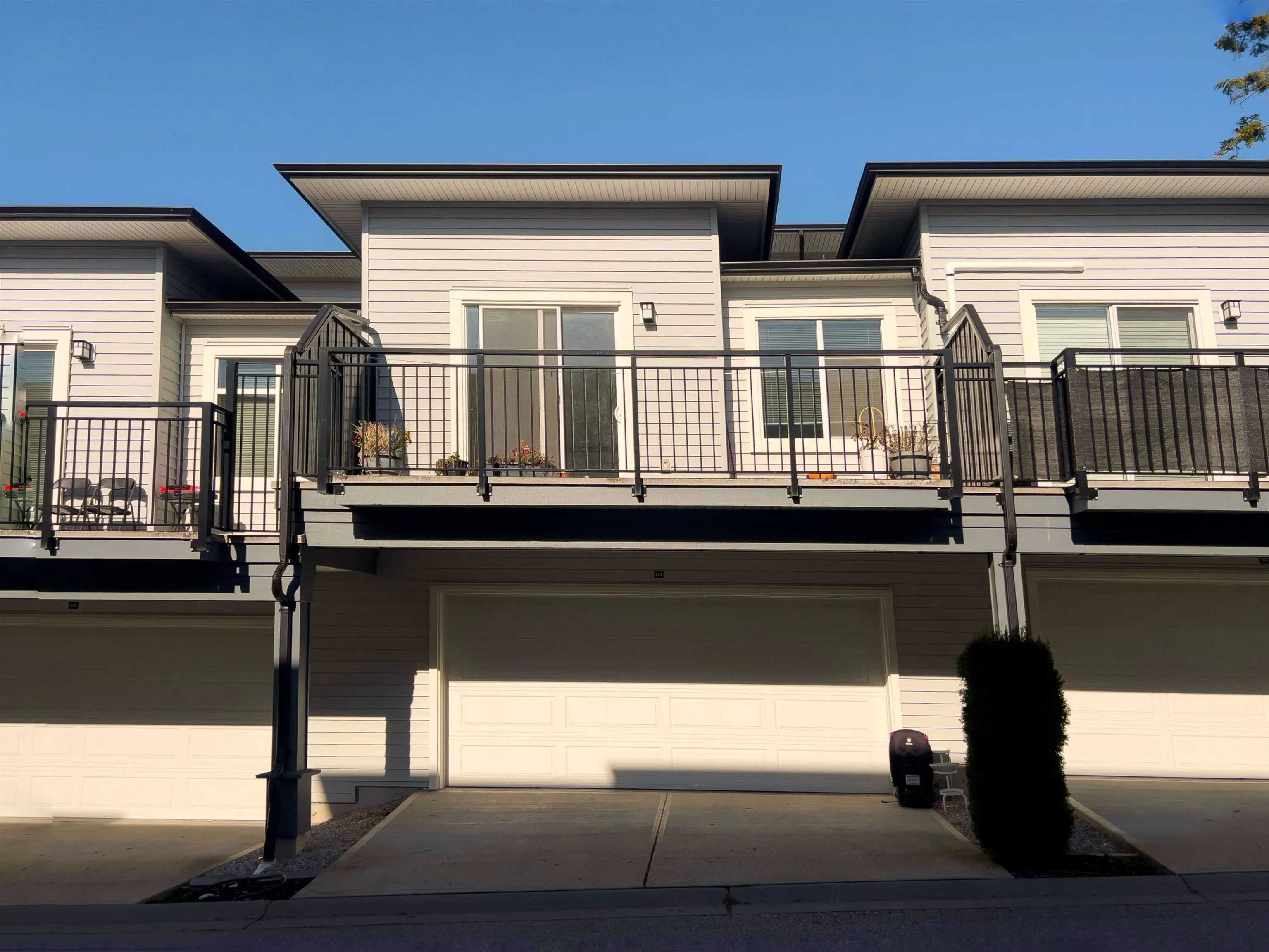 203 18505 Laurensen Place