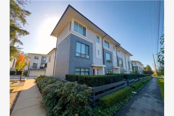 203 18505 Laurensen Place