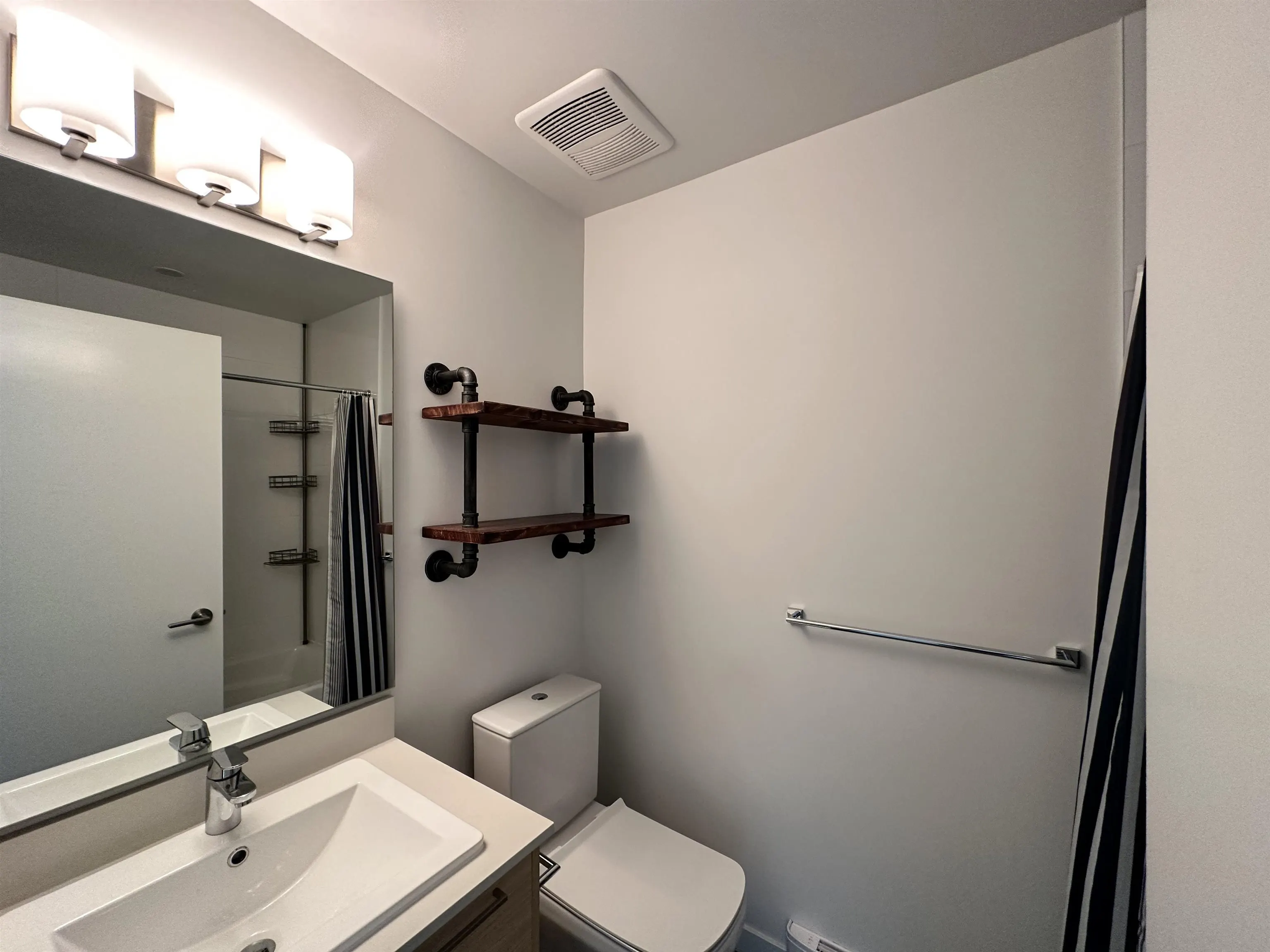 1604 18505 Laurensen Place